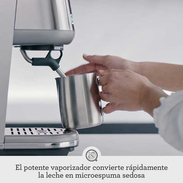 Texturizando leche con la Sage Bambino para latte art.